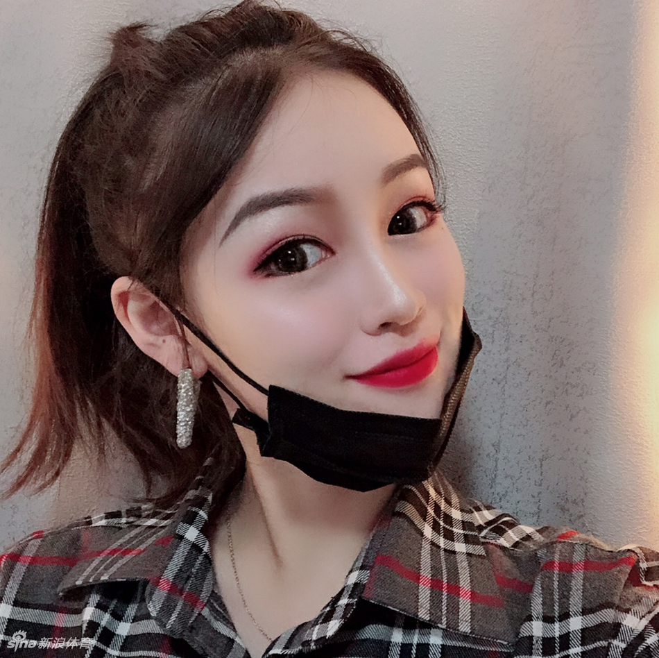 喜提浓眉!湖人球迷女裁判晒美照