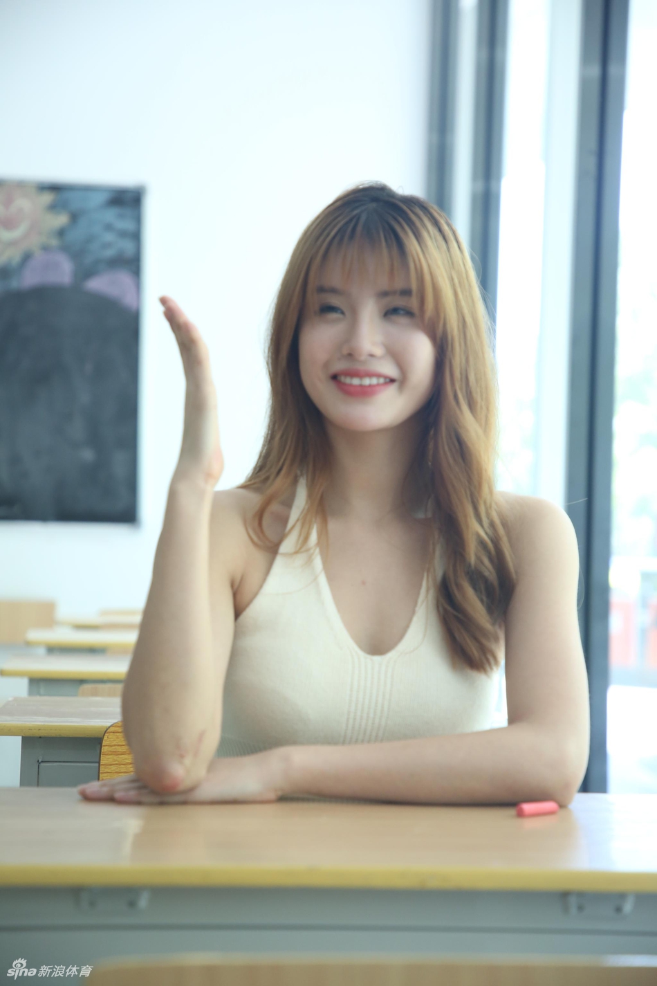 高颜值!女神啦啦队做客新浪