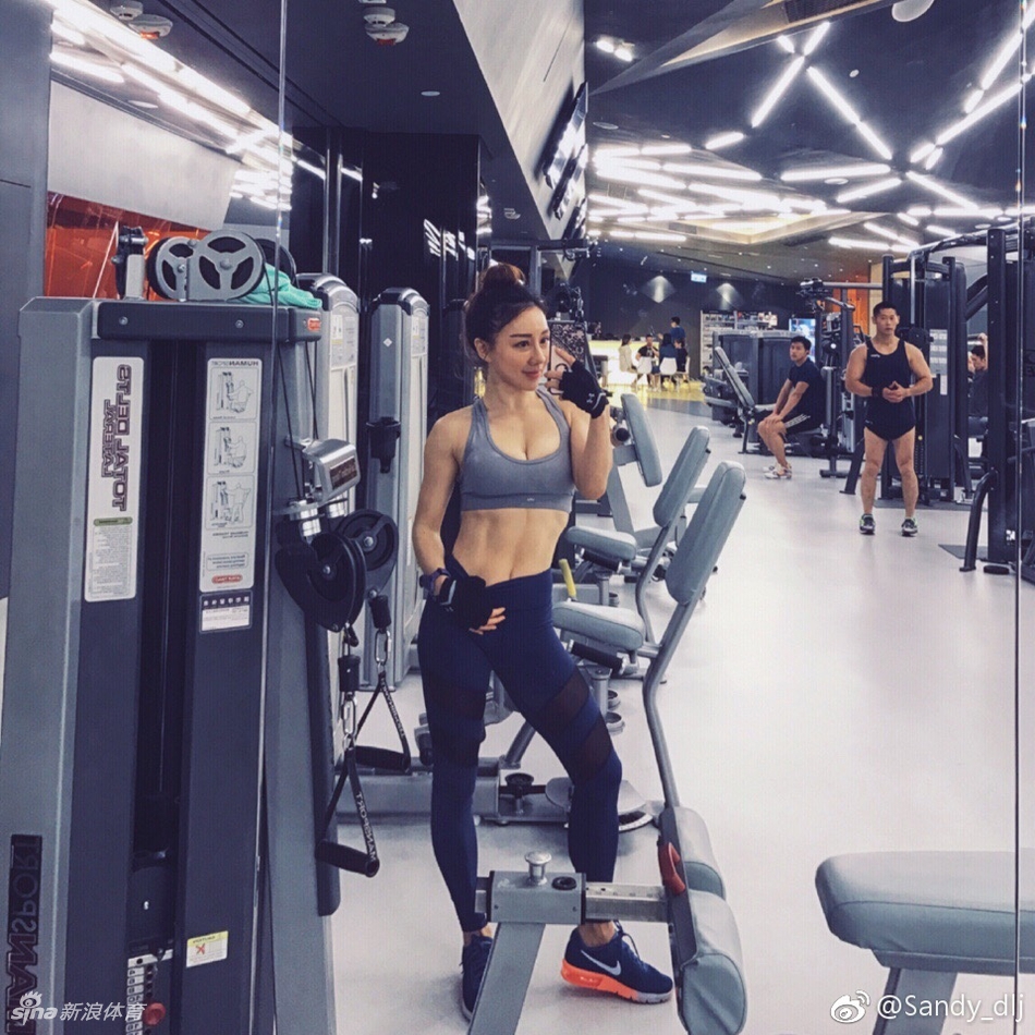 胸口带痣!这个健身女郎有点狠