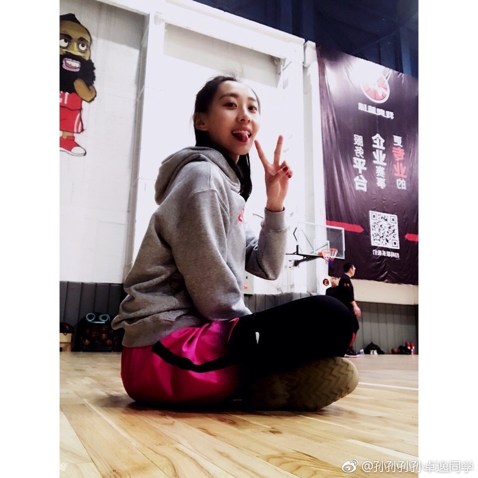 可以很酷也可以很可爱 她最爱的就是打球！