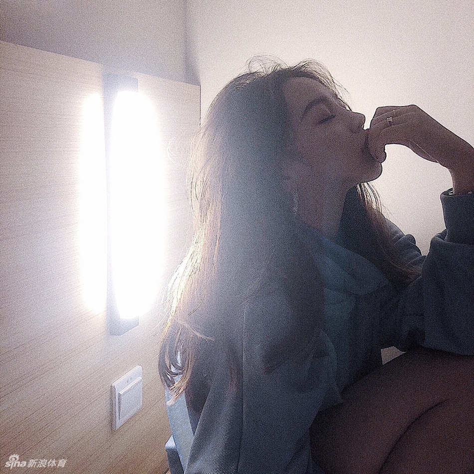 喜提浓眉!湖人球迷女裁判晒美照