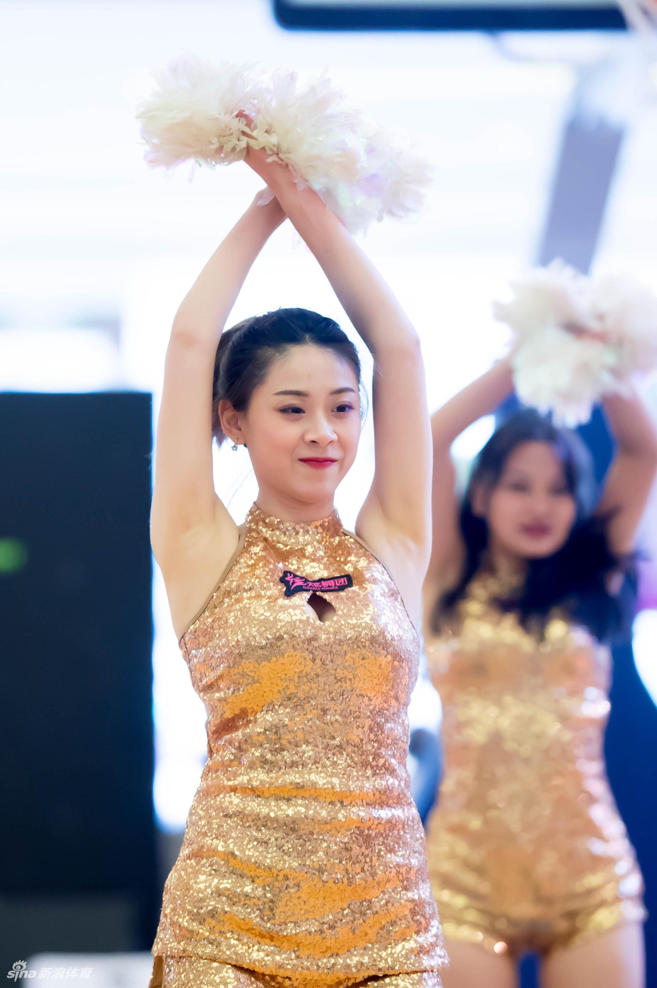 啦啦队魅力四射热舞助威黄金联赛