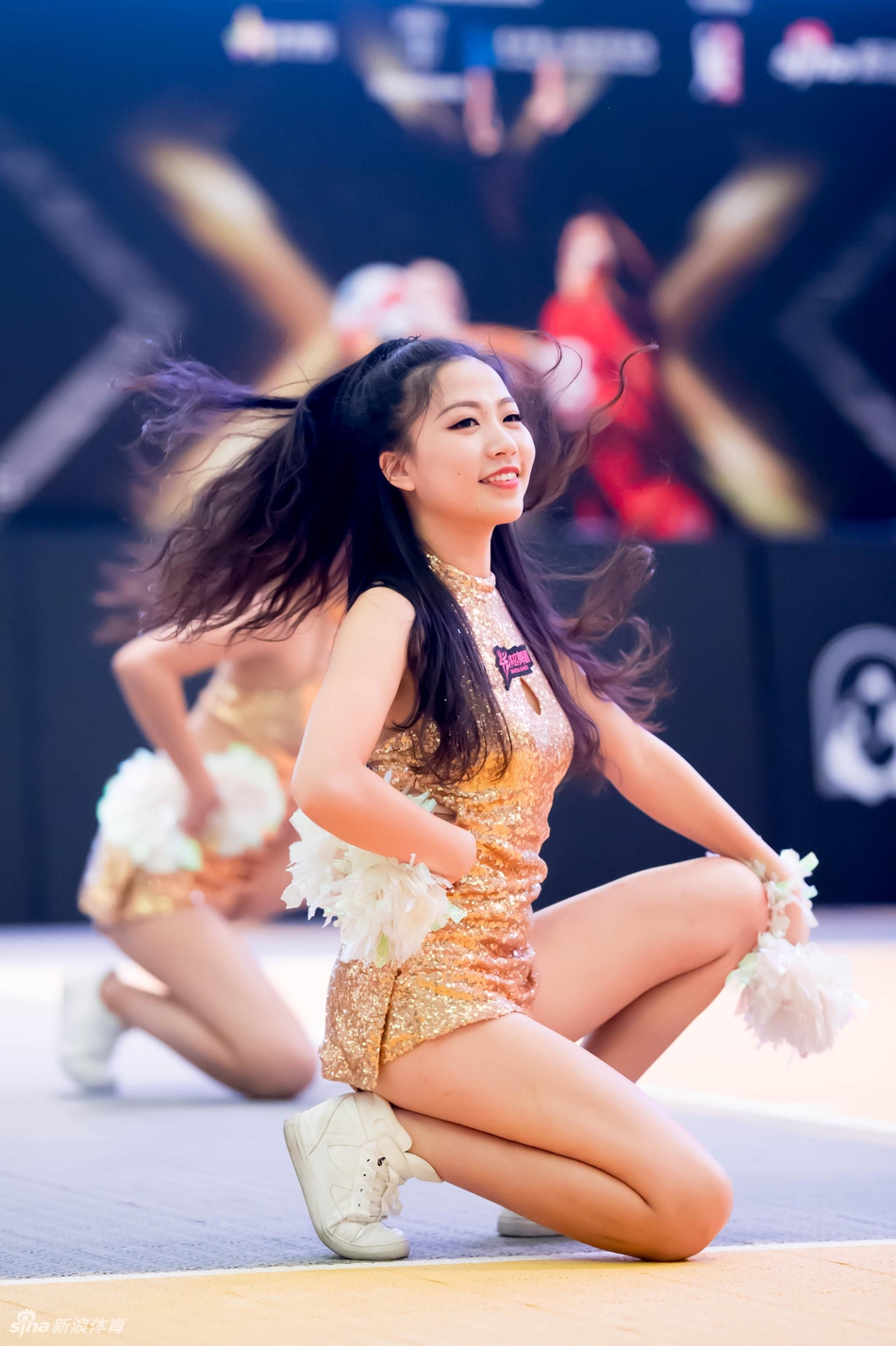 啦啦队魅力四射热舞助威黄金联赛