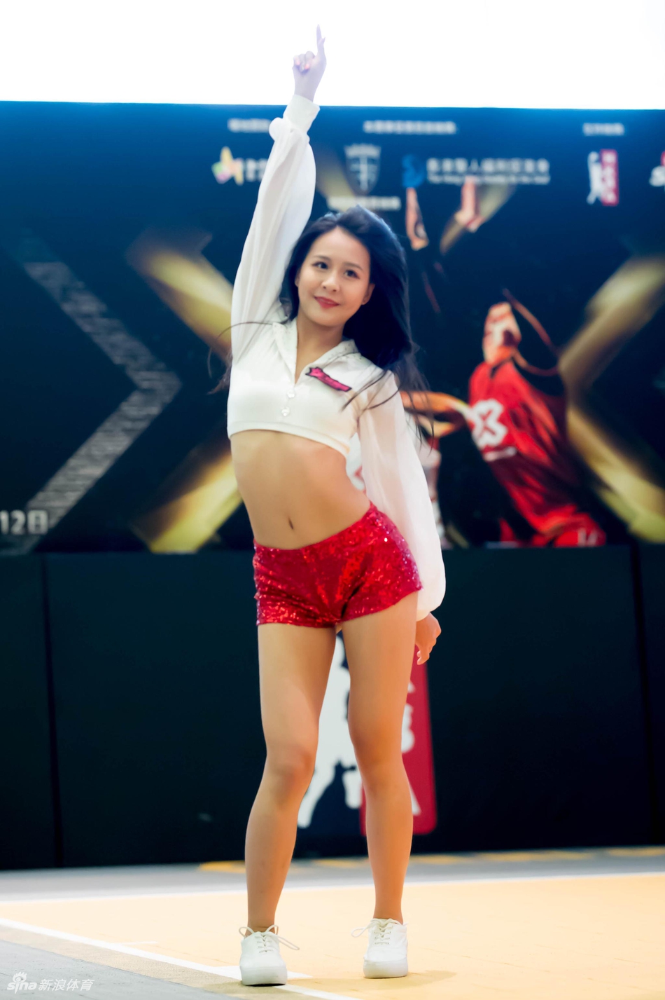 啦啦队魅力四射热舞助威黄金联赛