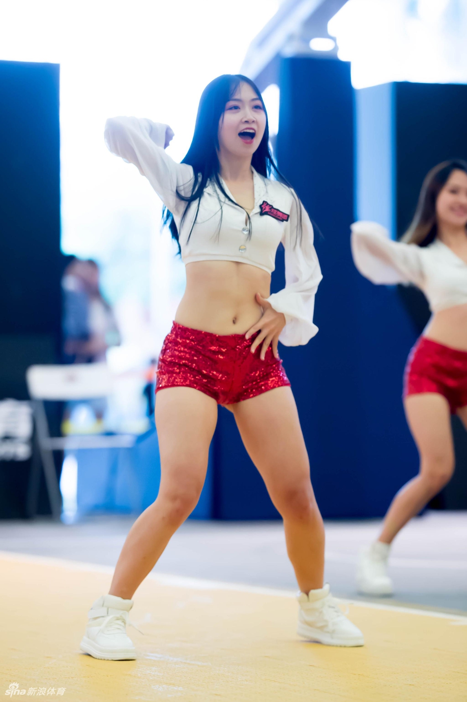 啦啦队魅力四射热舞助威黄金联赛