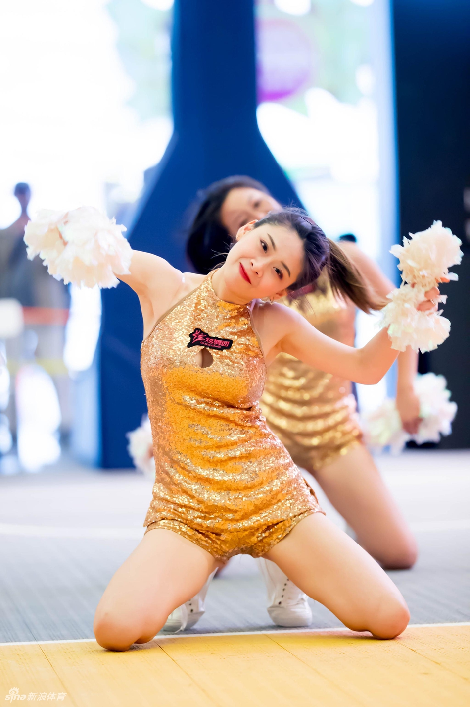啦啦队魅力四射热舞助威黄金联赛