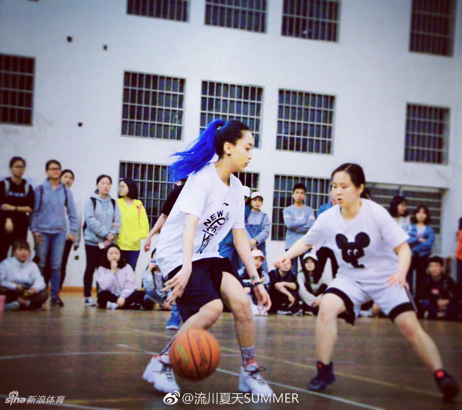 飘逸球风+亮眼蓝发 她是流川姐姐!