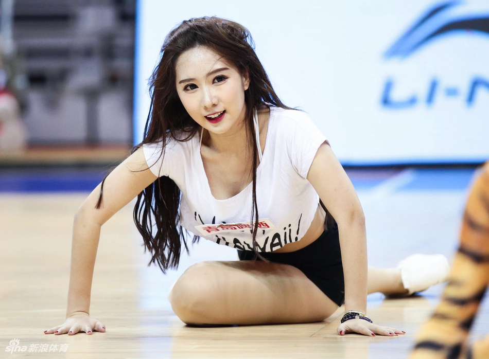 科比小迷妹！她可爱又肉感十足