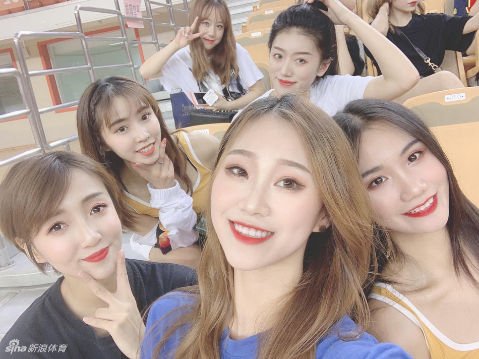 可爱!啦啦队助威女篮热身连胜