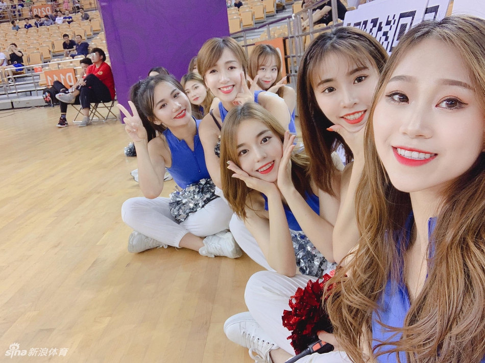 可爱!啦啦队助威女篮热身连胜