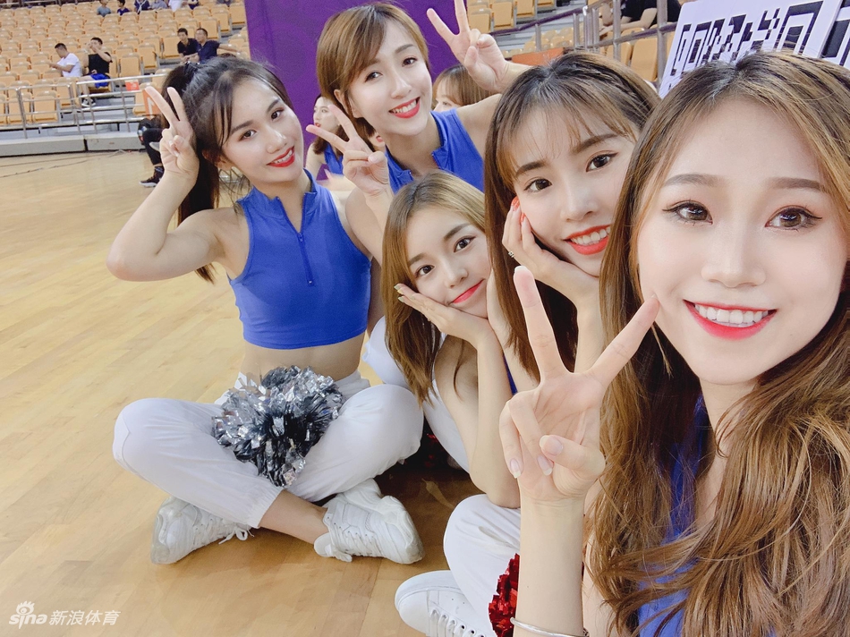 可爱!啦啦队助威女篮热身连胜