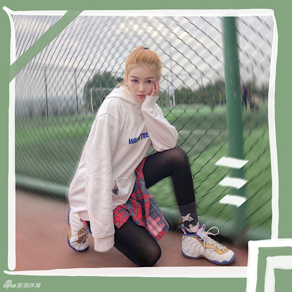 喜提浓眉!湖人球迷女裁判晒美照