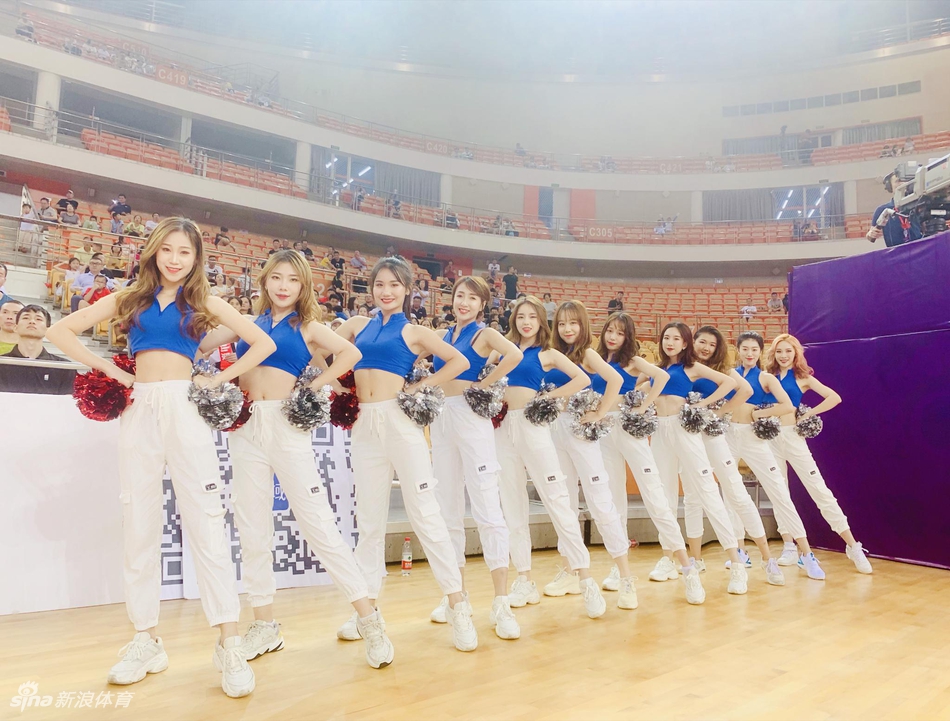 可爱!啦啦队助威女篮热身连胜