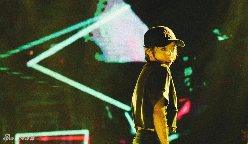 性感娇蛮还是短发!她的眼神会看醉