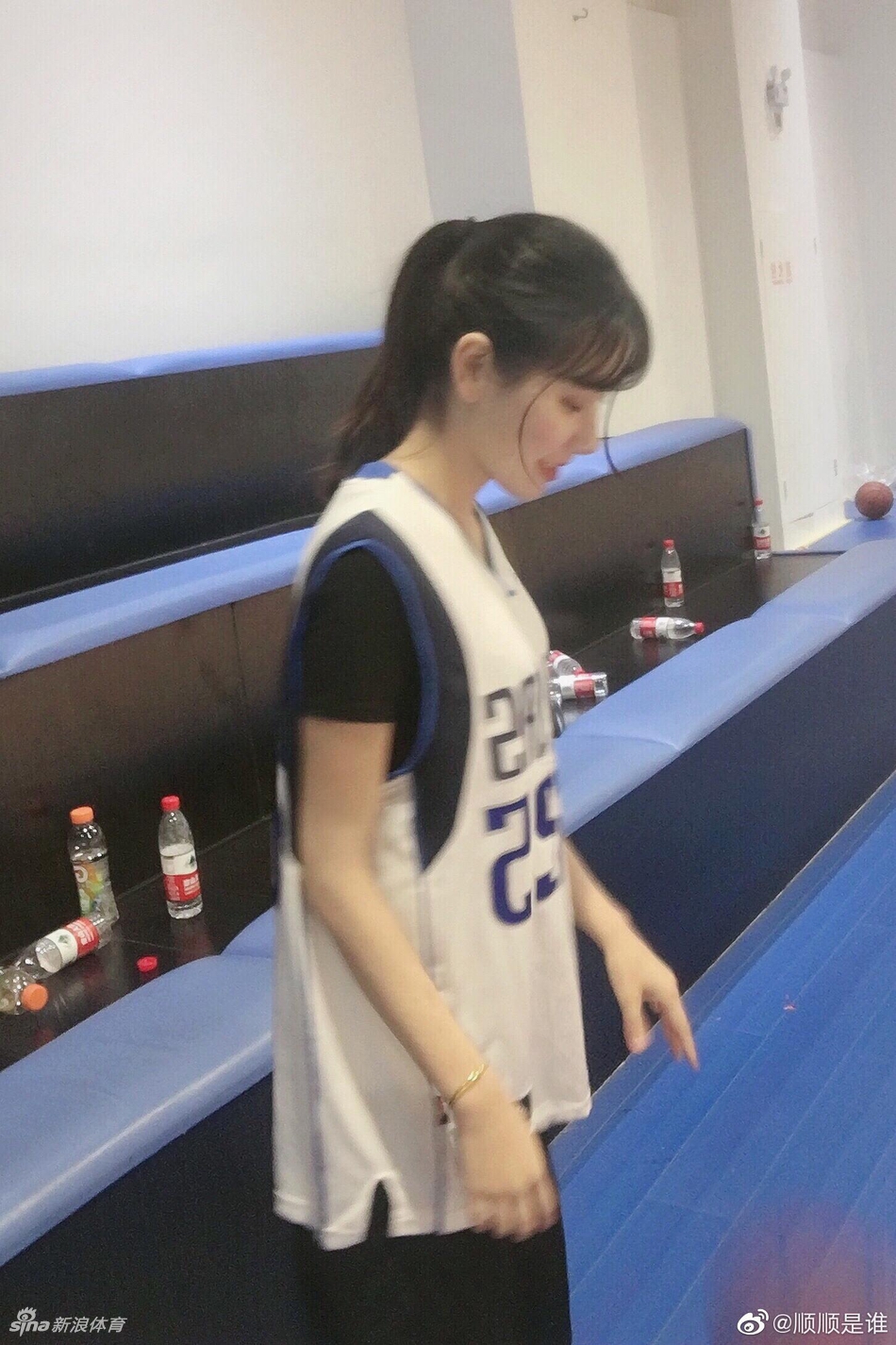 篮球小姐姐带你感受夏日的清凉!