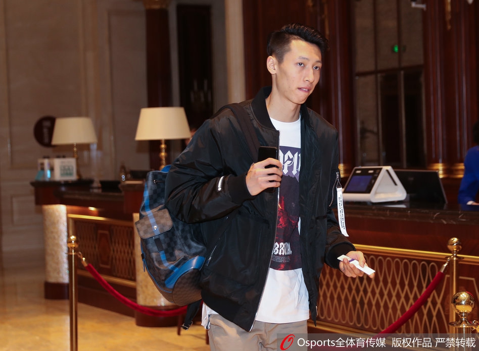 中国男篮集结 阿不都沙拉木率先抵达下榻酒店