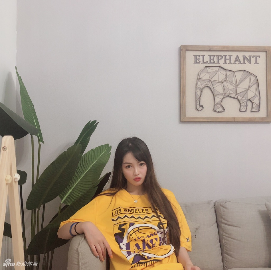 喜提浓眉!湖人球迷女裁判晒美照