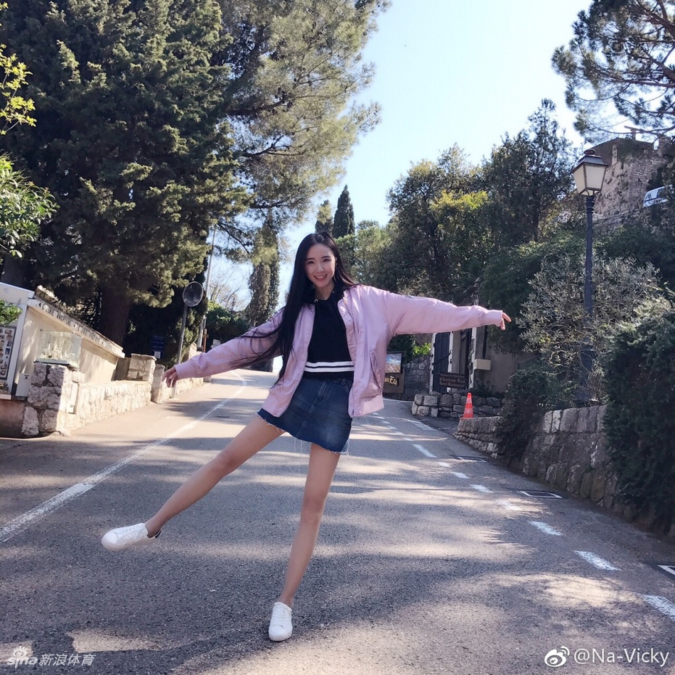 丰腴有料又爱篮球的妹子超可爱！