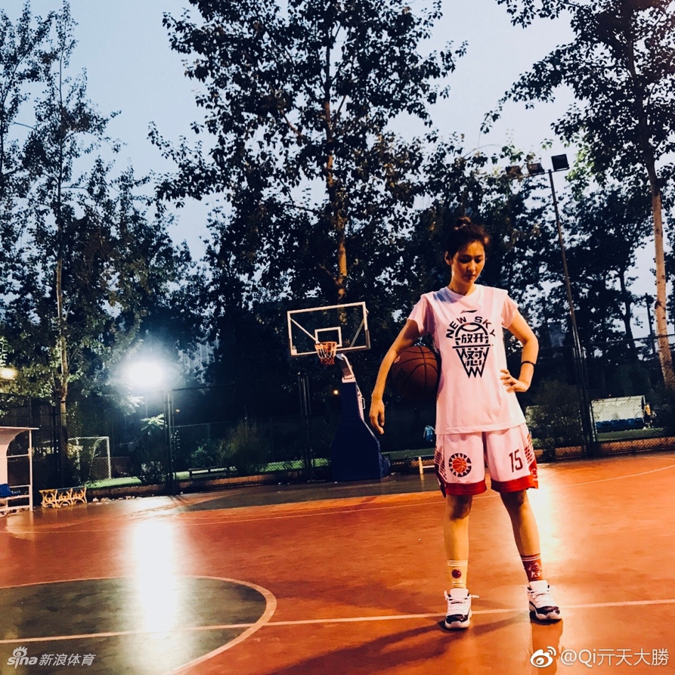 最美女裁判!这次她要上场打球啦