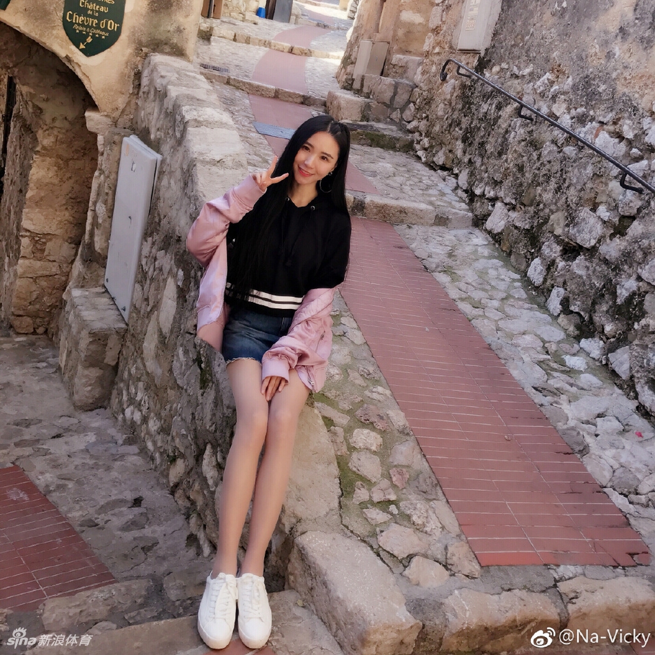 大长腿+篮球!你喜欢的她都有