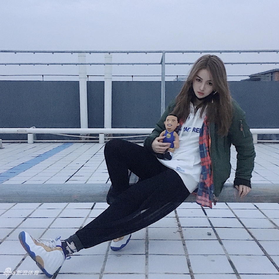 喜提浓眉!湖人球迷女裁判晒美照