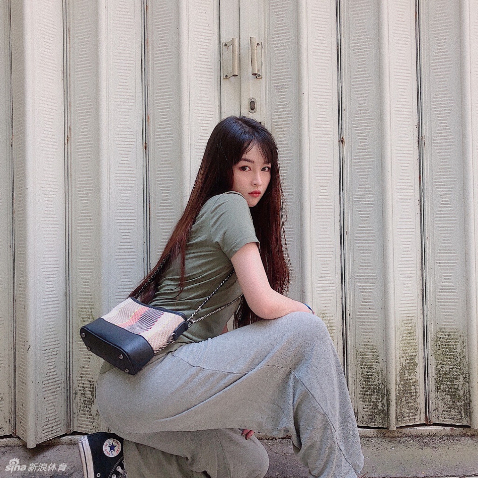 喜提浓眉!湖人球迷女裁判晒美照