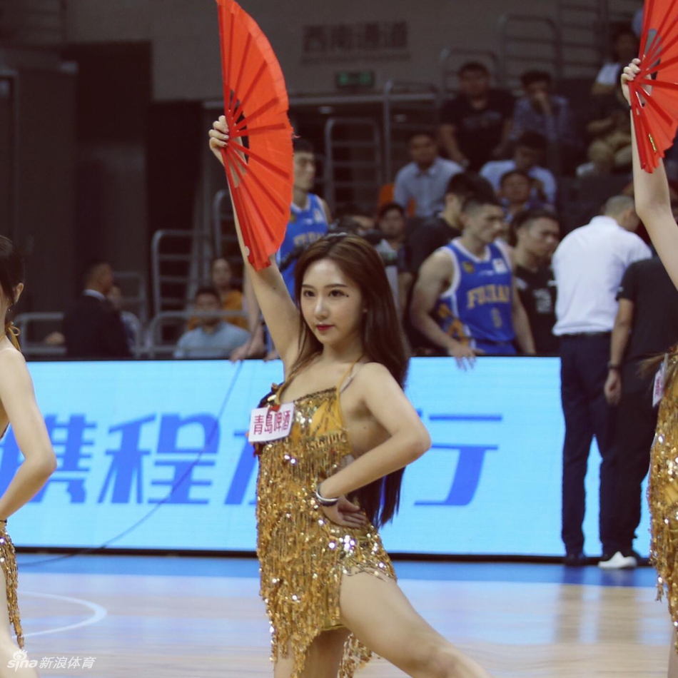 科比小迷妹！她可爱又肉感十足