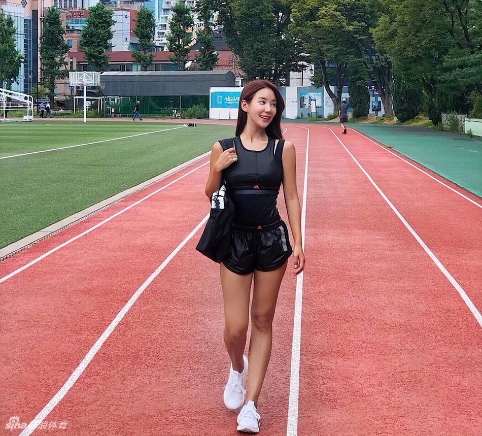 好美！长跑美女身材匀称又有型