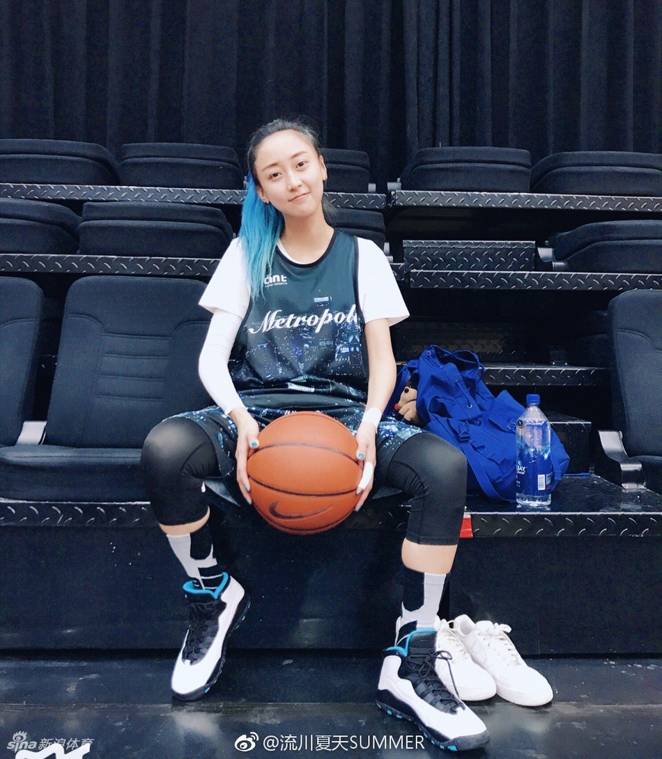 飘逸球风+亮眼蓝发 她是流川姐姐!