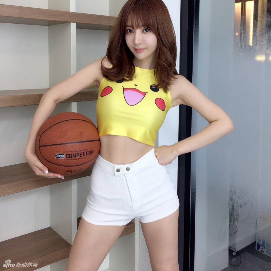 练舞的篮球女孩!这柔韧性无敌