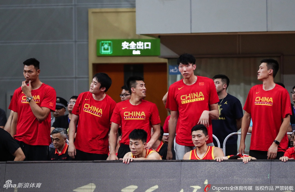 男篮赛前训练阿联郭艾伦受关注