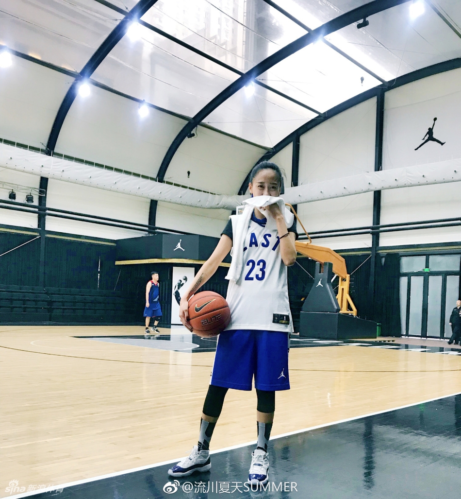 飘逸球风+亮眼蓝发 她是流川姐姐!