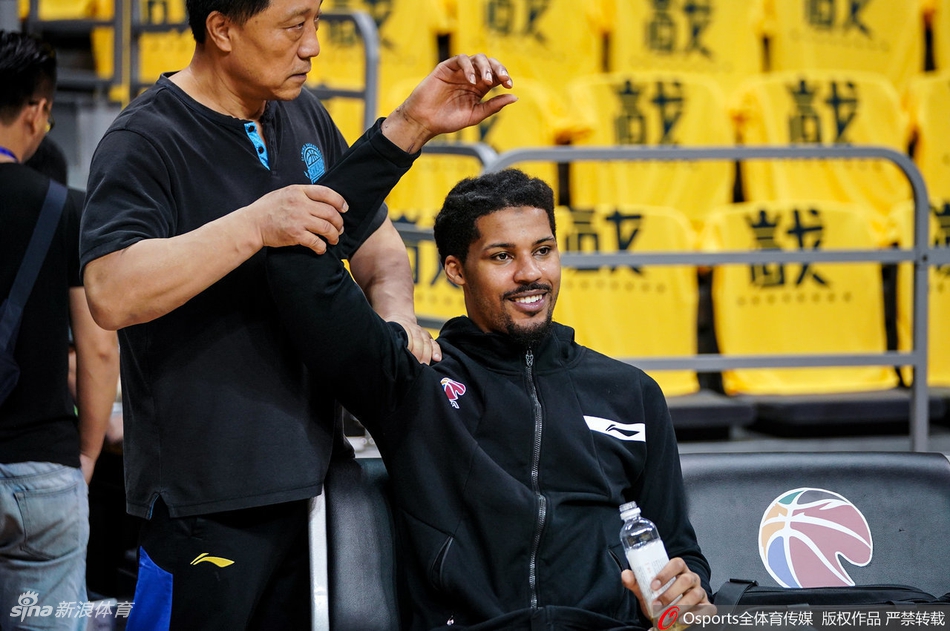 新疆男篮踩场训练全队状态放松