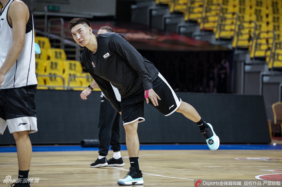 新疆男篮踩场训练全队状态放松