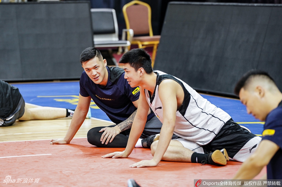 新疆男篮踩场训练全队状态放松