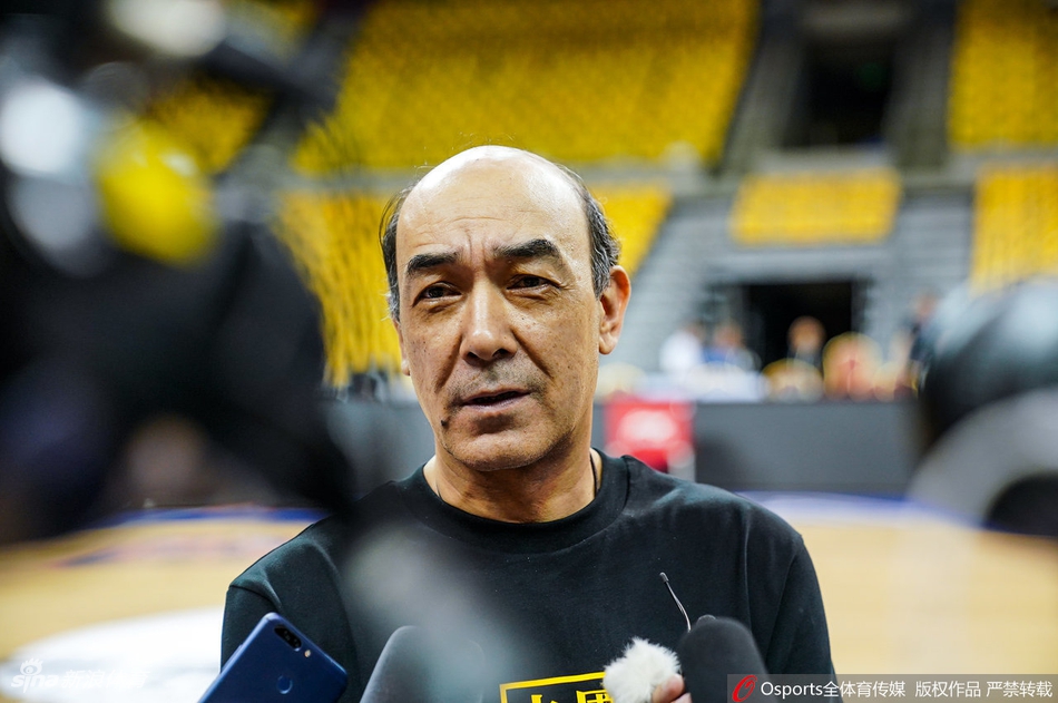 新疆男篮踩场训练全队状态放松