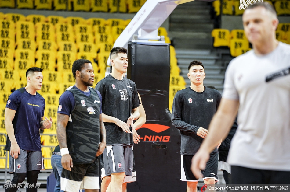 新疆男篮踩场训练全队状态放松