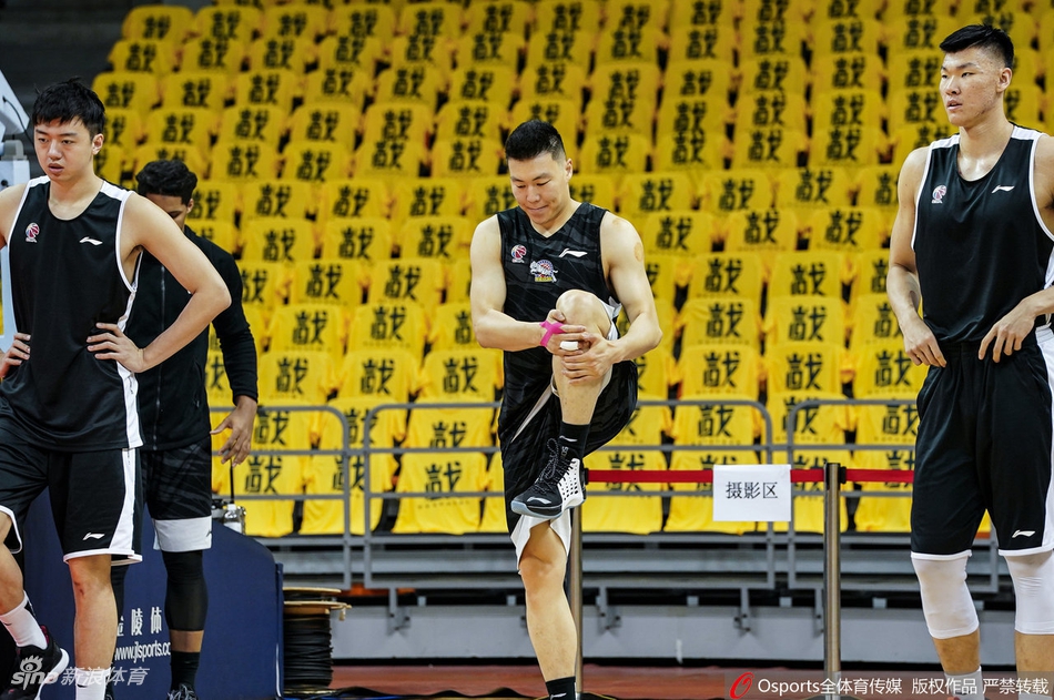 新疆男篮踩场训练全队状态放松
