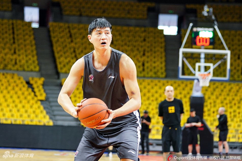 新疆男篮踩场训练全队状态放松