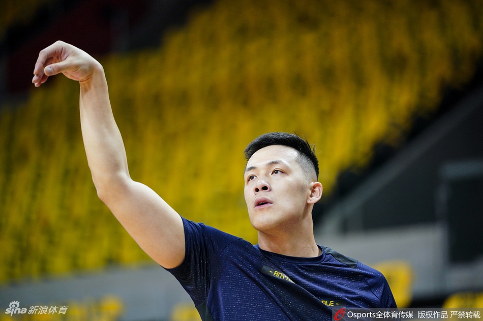 新疆男篮踩场训练全队状态放松