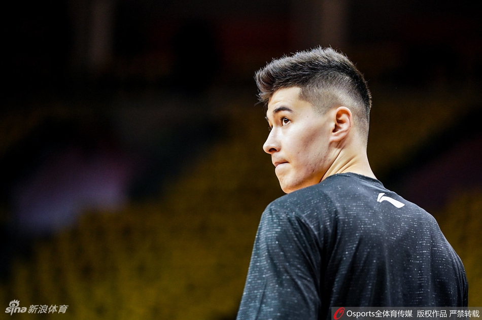 新疆男篮踩场训练全队状态放松