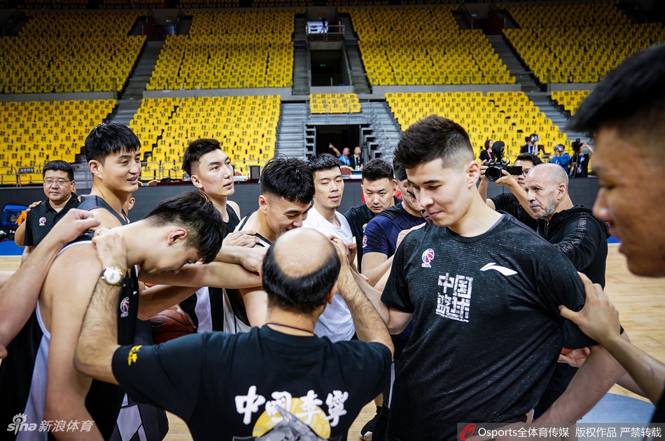 新疆男篮踩场训练全队状态放松