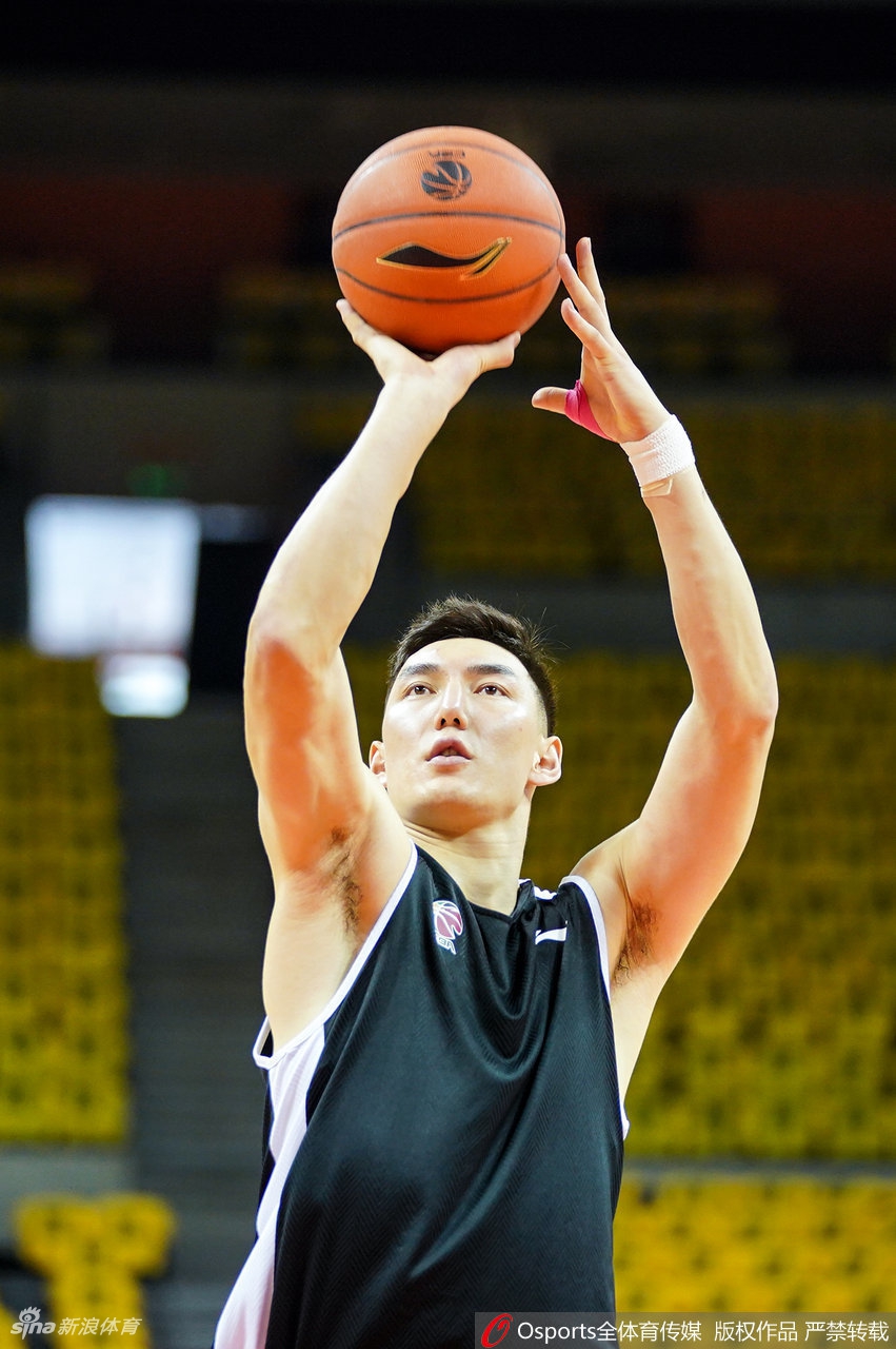 新疆男篮踩场训练全队状态放松