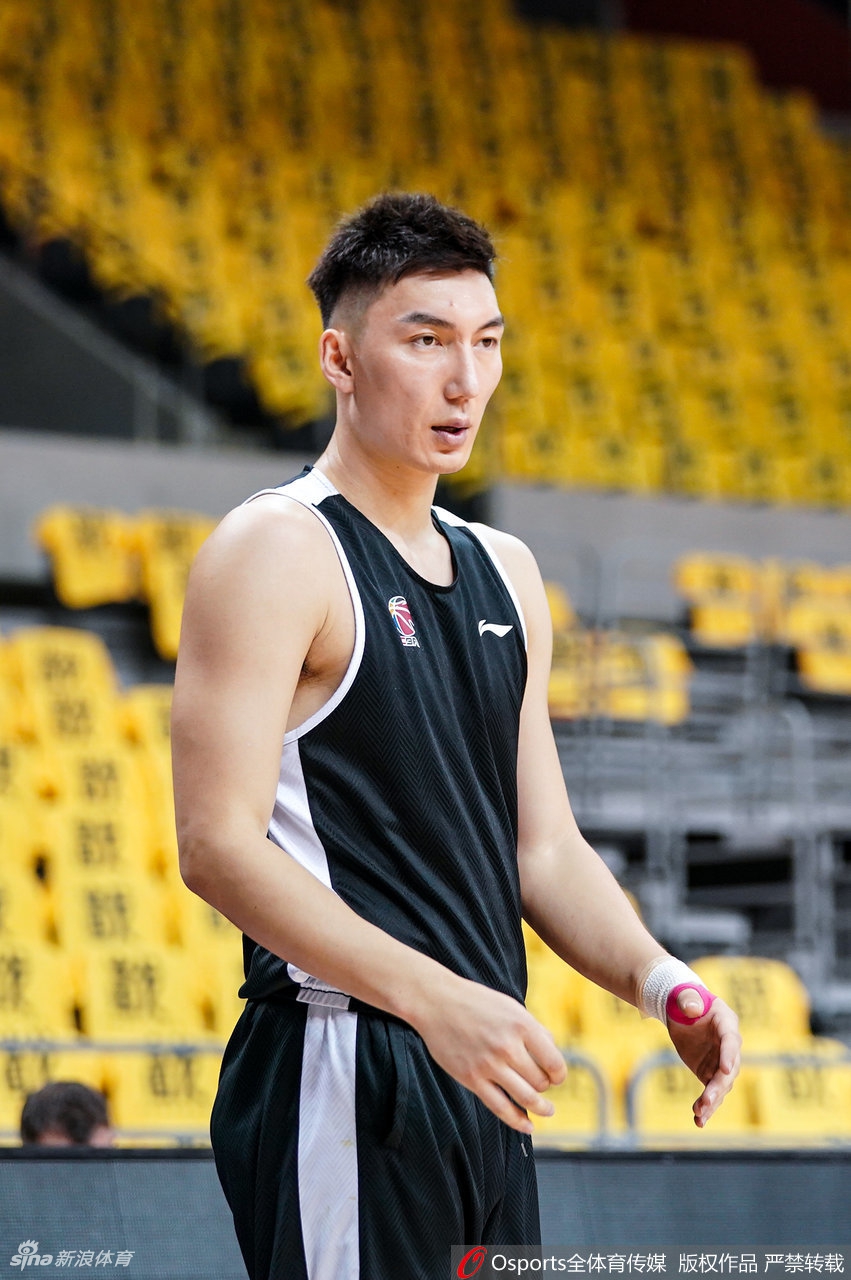 新疆男篮踩场训练全队状态放松