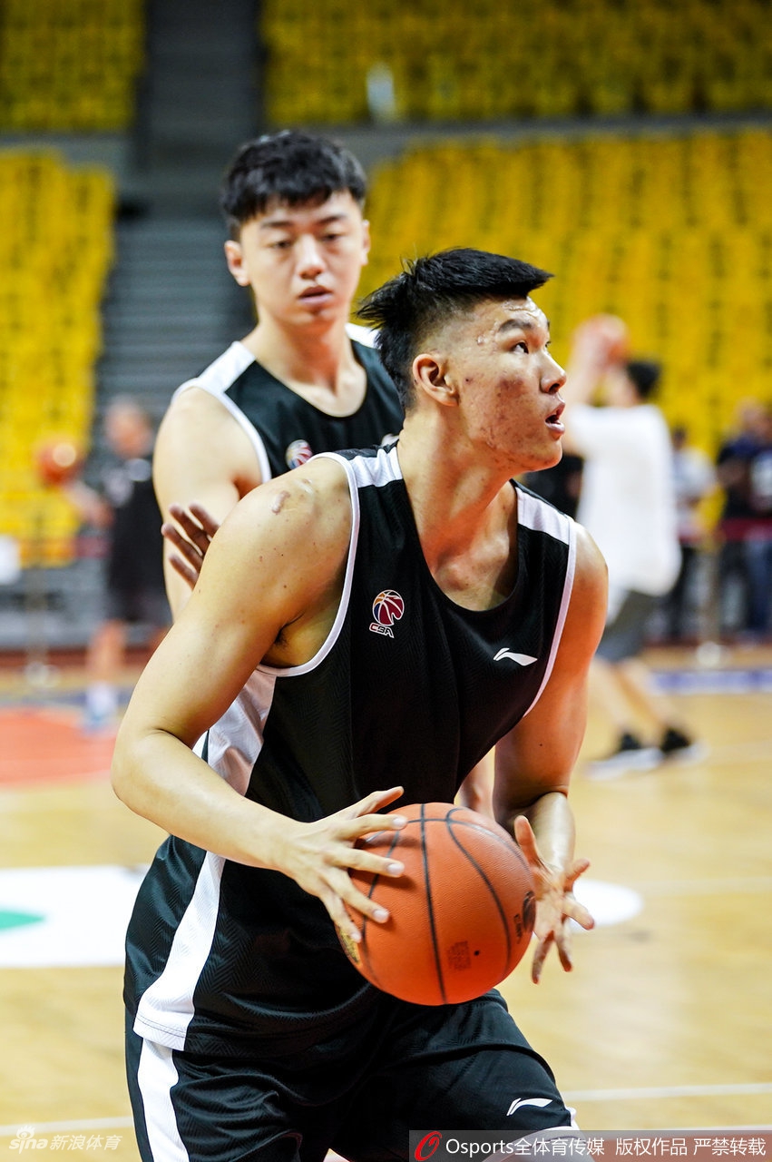 新疆男篮踩场训练全队状态放松