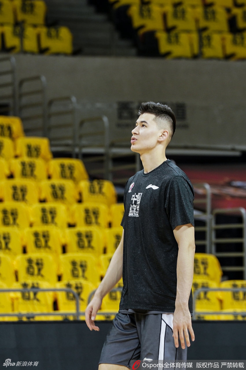 新疆男篮踩场训练全队状态放松