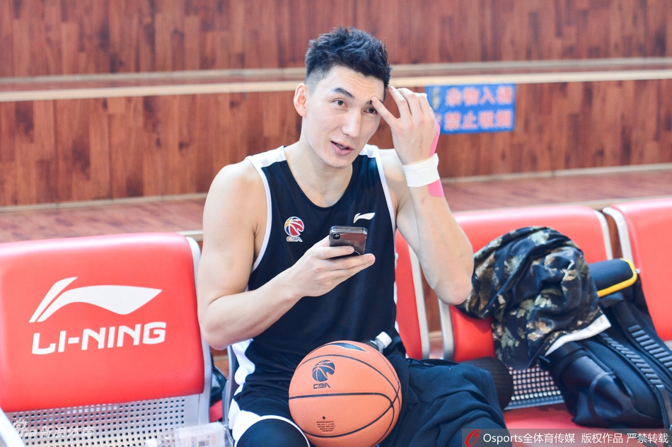 新疆男篮赛前备战 可兰戴牙套