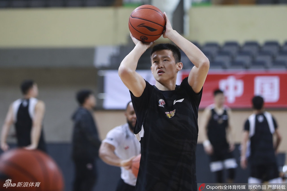 广东男篮备战1/4决赛第三场