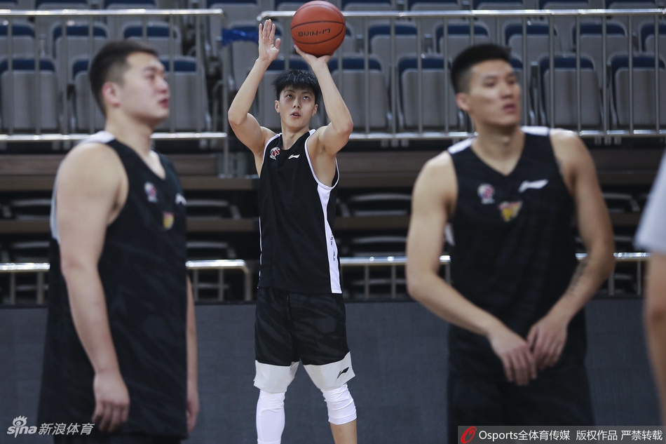 广东男篮备战1/4决赛第三场