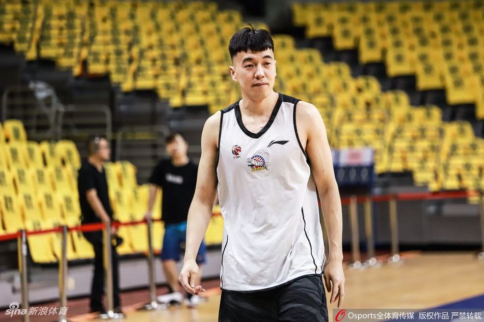 新疆男篮踩场训练全队状态放松